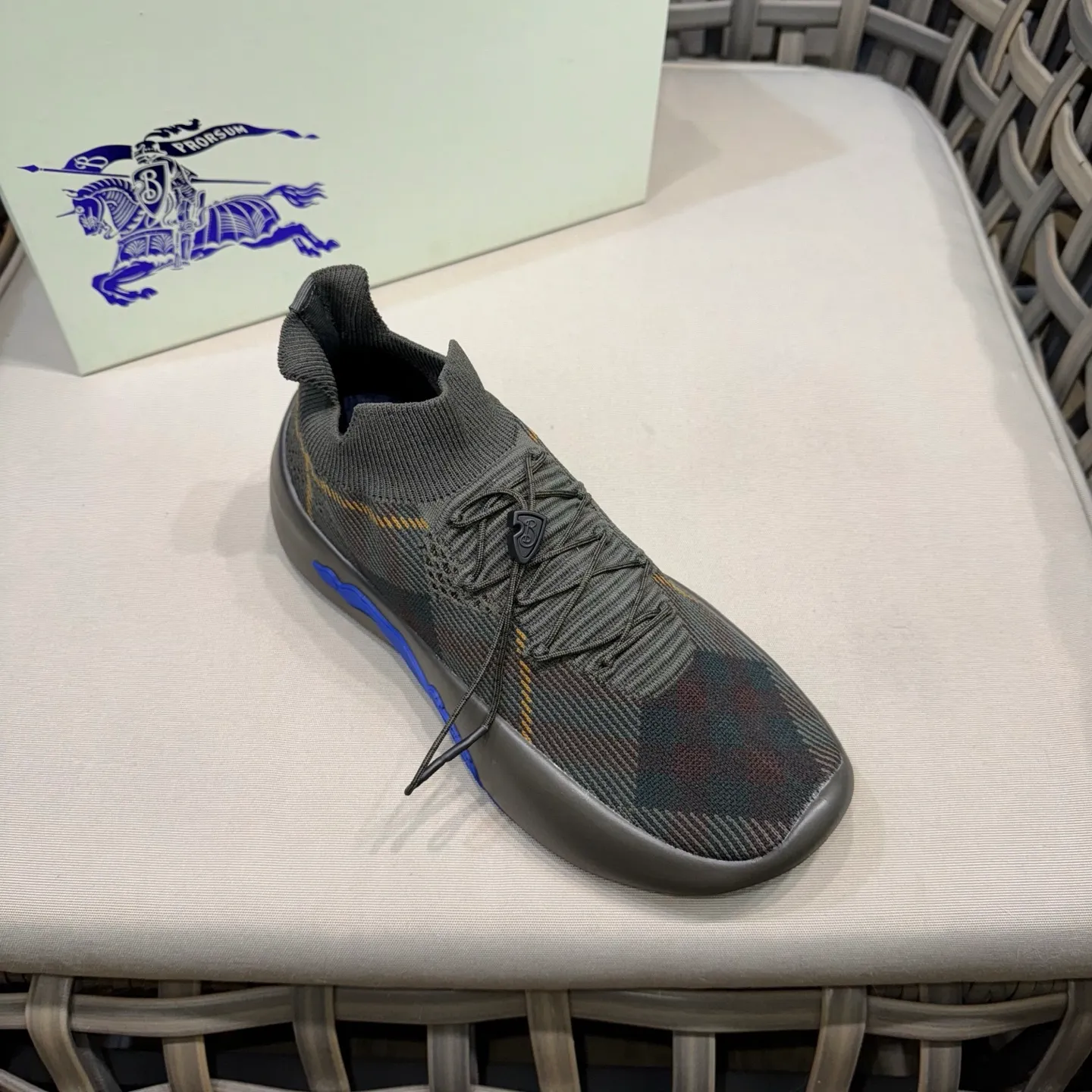 Factory price: 480💰BURBERRY/Burberry plaid knitted Ne men's shoes💰tune sneakers｜With breathable sock-style upper｜Embellished with knitted Burberry plaid｜Leather lining Incorporated into a plaid lace design｜Equipped with B-shaped shield buckle｜The sole is decorated with a large wrapped equestrian knight logo (EKD)｜Round toe #drawstring closure#The sole is decorated with the equestrian knight logo (EKD)｜At least 50% of the main materials of the boutique are from renewable sources Size: 39-44 (45 custom-made)